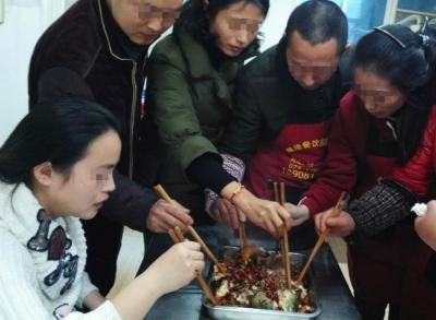  花季传媒黄色APP们品尝烤鱼