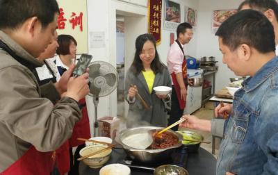  花季传媒黄色APP们品尝火锅