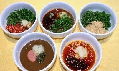 火锅味道怎样，汤底和蘸料各占一半的因素，这些蘸料你都吃过？