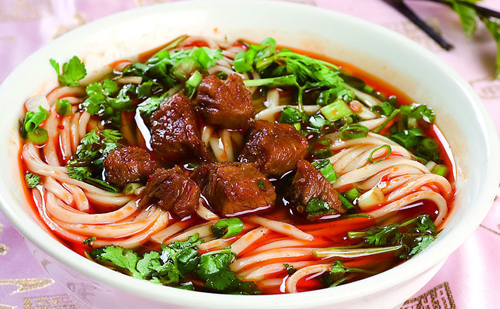 成都美食小吃担担面，卤汁酥香，咸鲜微辣