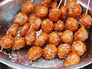 外酥里脆的糖油果子，成都的风味小吃之一，做起来如此简单