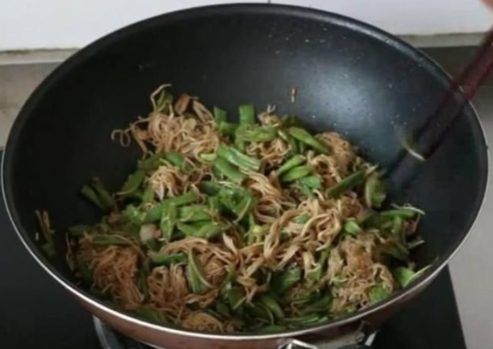 挂面不要水煮，这种做法，5分钟出锅，老人和小孩都喜欢吃！