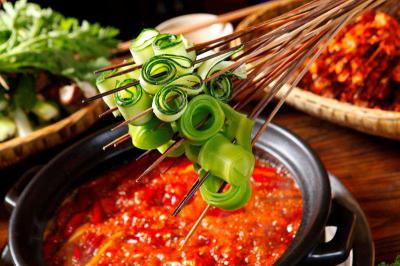 特征串串香技能训练校园哪里正宗？在师傅指导下实践操作