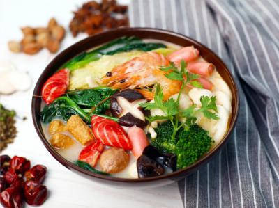 麻辣烫花季传媒官网下载哪里专业?底汤的熬制